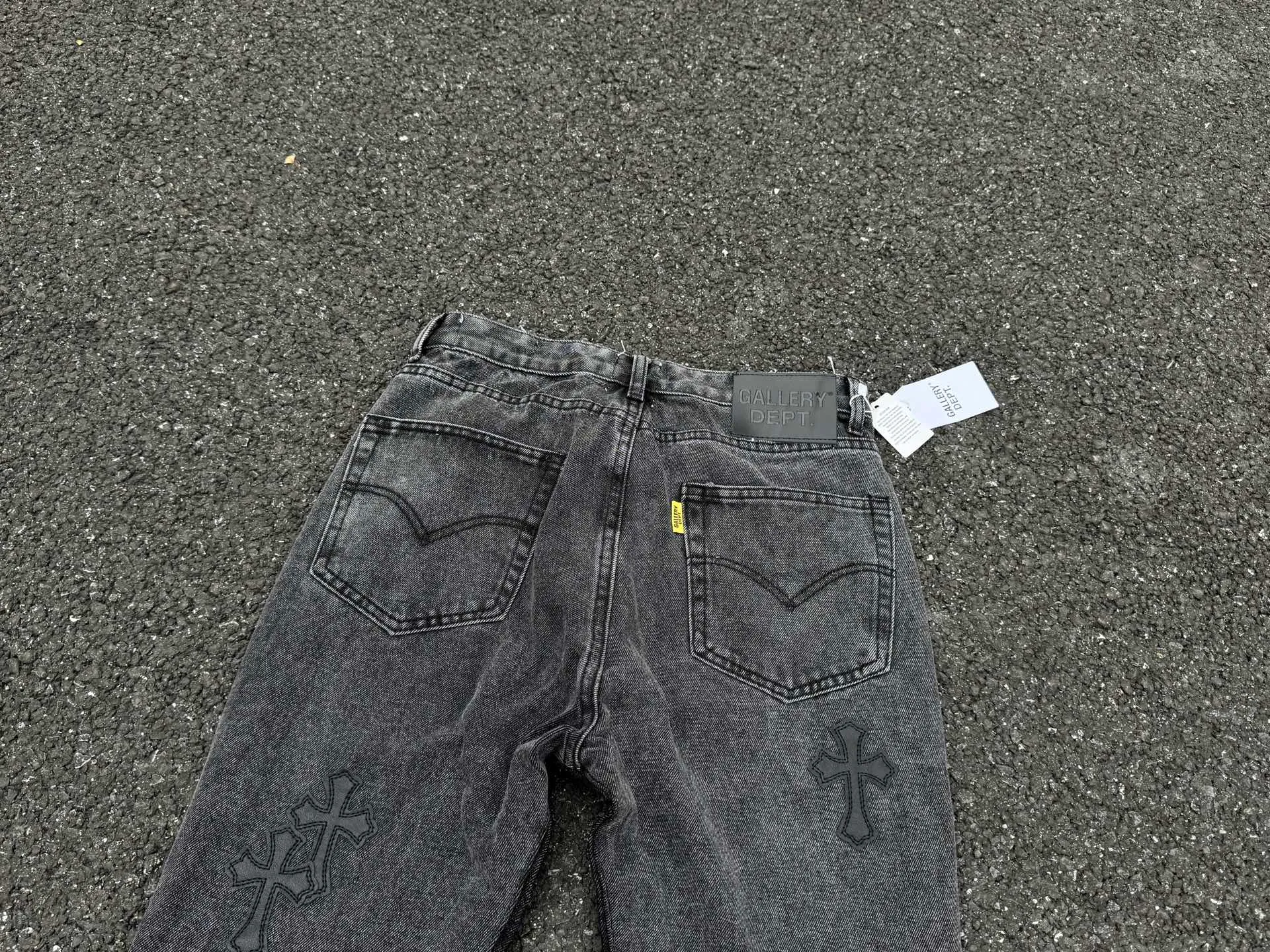 P260💰G99 GALLERY DEPT. Crow's leather cross denim bell-bottoms washed distressed spliced ​​jeans denim washing factory. During the process, the owner of the washing factory helped introduce a boss who once worked at Levi's OEM factory and then started his own business. This also paved the way for the following styles. Therefore, Levi's remodeled single product for the base plate is really familiar. Whether it is the fabrics supplied or the lathes used in production, there is nothing to choose from. -Color: Black -Size: S-XXL (corresponding to 28-36)